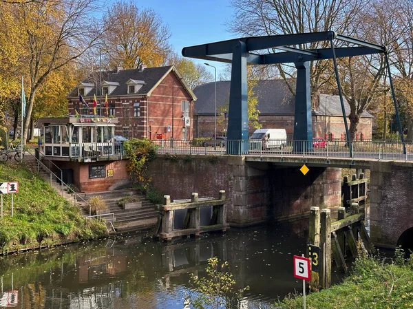 Den Bosch 'ta sonbahar ağaçları ve köprü evi olan Zuid Kanalı üzerindeki tarihi köprü..