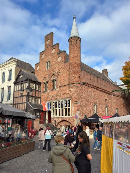 Moriaan, Den Boschwith 'in en eski tuğla binası kalabalık sokak pazarı ve ziyaretçileri, sonbahar atmosferi.