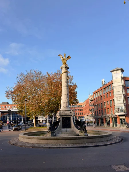 Drakenfontein anıtı ve altın ejderha heykeli sonbaharda Hollanda 'daki Den Bosch tren istasyonunun yakınında