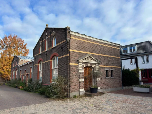 Hollanda 'da kendine özgü tuğla ve sonbahar ağaçları olan tarihi morg ve şapel binaları