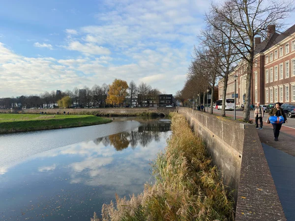 Huzurlu Den Bosch kanalı ve güneşli bir sonbahar gününde tarihi şehir duvarı. Den Bosch, Hollanda, 8 Kasım 2025