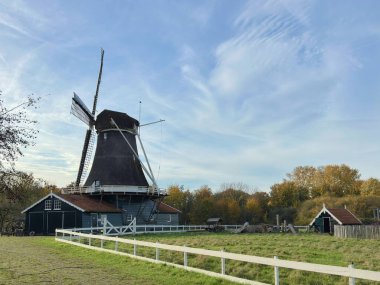 Yel değirmeni, sonbahar ışığında Deventer yakınlarında yakıldı.