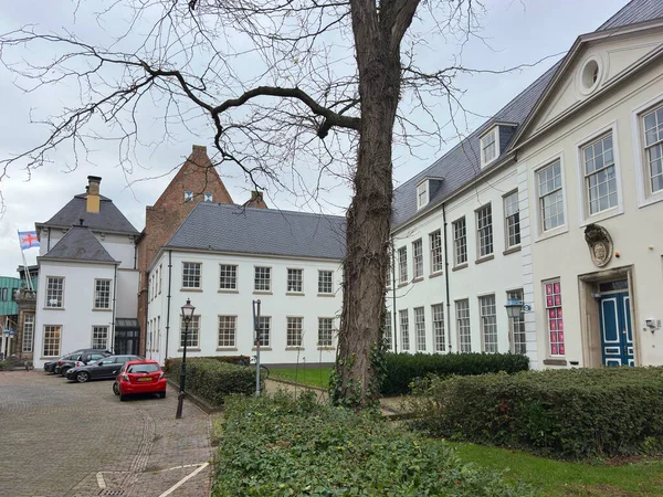 Zutphen 'deki tarihi beyaz şehir binaları Hollanda' daki eski kasaba avlusu