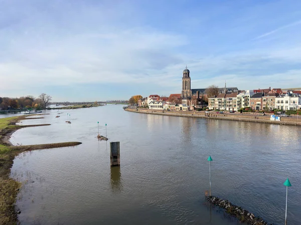 IJssel Nehri boyunca uzanan Deventer 'ın Riverside manzarası