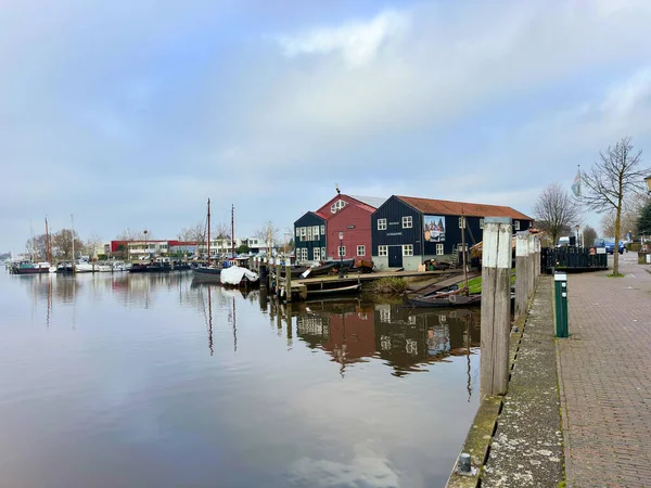 Hollanda 'nın Elburg kentindeki tarihi tersanede sakin bir kış sabahı liman yansımaları görülüyor. Elburg, Hollanda, Aralık 05, 2025