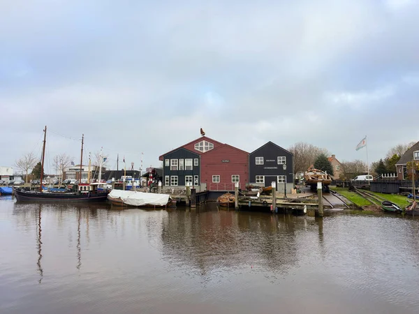 Hollanda 'nın Elburg kentindeki tarihi tersanede sakin bir kış sabahı liman yansımaları görülüyor. Elburg, Hollanda, Aralık 05, 2025