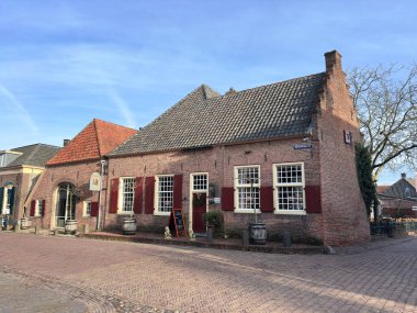 Geleneksel Hollanda Tuğla Evi De Gouden Leeuw Bronkhorst Köyünde Kırmızı Kepenkler ve Tahta Fıçılarla