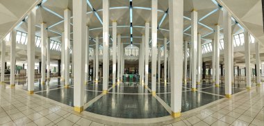 Kuala Lumpur, Malezya 6 Mart 2026: Ulusal Cami Kompleksindeki dış simetrik sütun salonu ve modern İslam mimari yapısının panoramik görünümü.