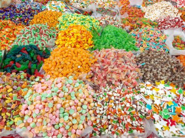 Kuala Lumpur, Malezya 6 Mart 2026: Popüler bir festival abur cubur pazarı olan Jalan TAR Ramazan pazarında çeşitli renkli şekerler sergileniyor.