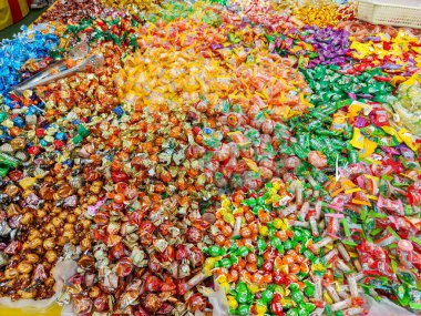 Kuala Lumpur, Malezya 6 Mart 2026: Jalan TAR Ramazan pazarında çeşitli paketlenmiş şeker ve tatlılar toplu olarak satılıyor.