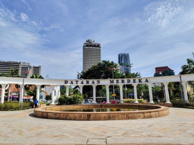 Kuala Lumpur, Malezya 9 Mart 2026: Kuala Lumpur ufuk çizgisi ve Kuala Lumpur Belediye Binası ile Merdeka Meydanı gezinti havuzu.