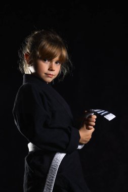 Siyah Brezilyalı genç kız Jiu-Jitsu gi beyaz kemerini çizgili tutuyor dövüş sanatları eğitimi, disiplin, güven ve spor yaşam tarzı konsepti