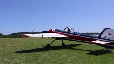 Usti nad Orlici, Çek Cumhuriyeti - 07022025 - Çalışan Motor ve Dönen Pervaneli Küçük Spor Uçak Bir Havacılık Gösterisi sırasında Yeşil Çim Havaalanında Kalkışı Bekliyor