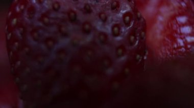 Olgunlaşmış Kırmızı Çileklerin Macro Kapanışı Değişen Odaklanma Detaylı Yüzey Dokusunu Belirli Alanlar Arasında Lens Geçişi Olarak Açıklıyor, Her Çileğin Sadece Küçük Bir bölümünü Korumak