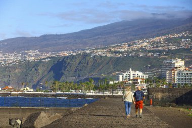 Puerto de la Cruz, 01152026 Hillside City ve Ocean View ile Sahilde Yürüyen Çift