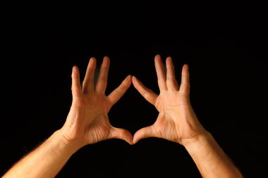 Karanlık Arkaplan Simetrik Kapanmasına Karşı Bir Üçgen Şekil Oluşturan İki El Hareketi, Denge, Hassasiyet ve İfade Etkili İnsan Biçimi