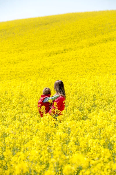 Madre Hijo Paseando Por Los Campos Colza — Fotografia de Stock