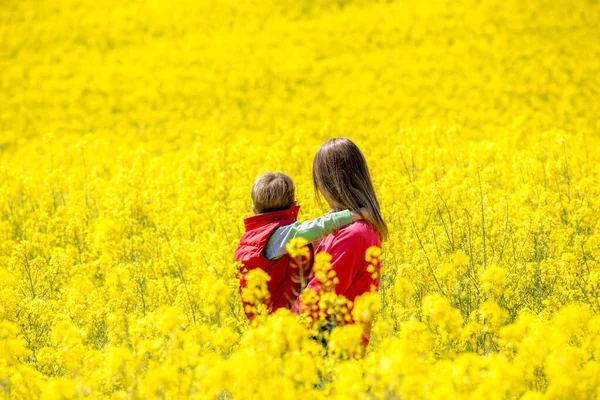 Madre Hijo Paseando Por Los Campos Colza — Fotografia de Stock