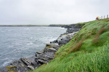 İrlanda 'daki Mohor kayalıklarının engebeli Atlantik Okyanusu manzarası