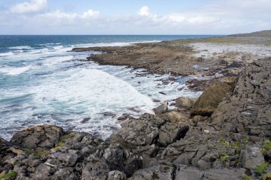 İrlanda 'daki Burren' in engebeli Atlantik Okyanusu manzarası