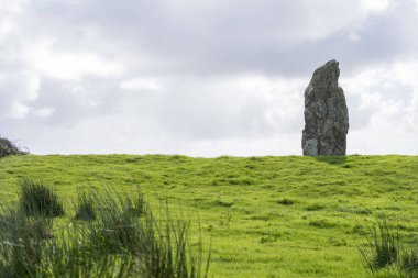 İrlanda 'daki Clifden Kalesi, bulutlu mavi gökyüzü ile çevrili yeşil çimlerle çevrili..