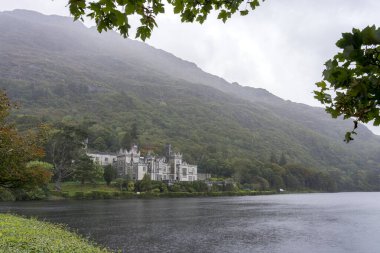 Kylemore Manastırı: İrlanda 'da bir tepenin eteğindeki gölle çevrili beyaz bir şato / manastır.