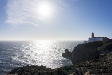 Harika bir deniz manzarası ve Portekiz 'deki Farol do Cabo de Sao Vicente' deki deniz feneri..