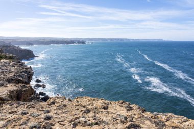 Portekiz 'deki Pontal da Carrapateira' da okyanus manzarası harika..