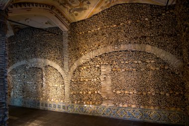 Capela dos Ossos, Evora, Portekiz 'de kemik şapeli demek.
