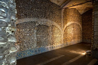 Capela dos Ossos, Evora, Portekiz 'de kemik şapeli demek.