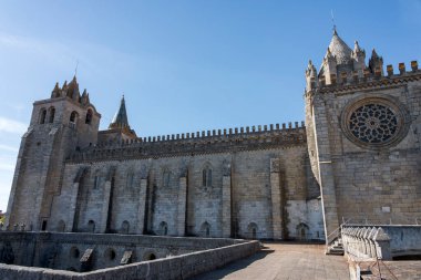 Evora, Portekiz 'deki Katedral Duvarı mavi gökyüzü.