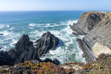 Portekiz 'deki Farol Cabo Sardao' nun okyanus manzarası harika..