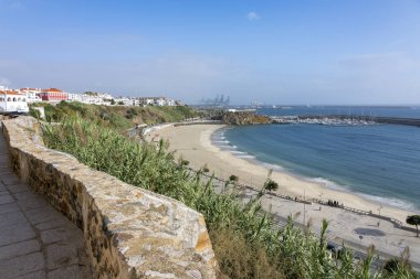 Portekiz Sines 'deki bulvar, sahil ve okyanus yakınlarındaki binaların manzarası harika.