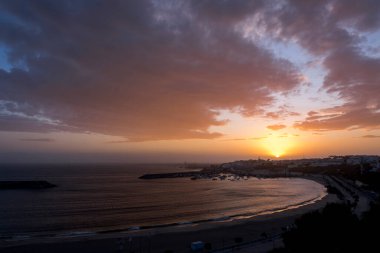 Güzel gökyüzü ve deniz manzaralı gün batımı Portekiz 'de Sines' de.