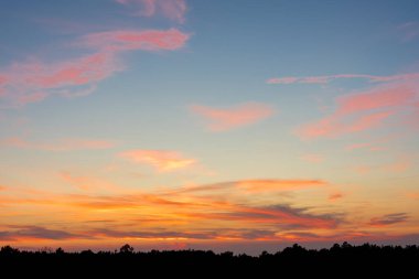 Portekiz 'de Praia do Canal' da güneşin batışının harika manzarası.