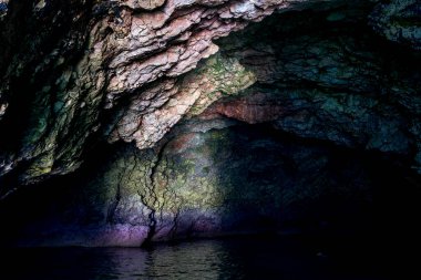 Portekiz 'deki Farol do Cabo de Sao Vicente' den renkli kayaların harika yakın çekim görüntüleri..