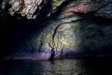 Portekiz 'deki Farol do Cabo de Sao Vicente' den renkli kayaların harika yakın çekim görüntüleri..