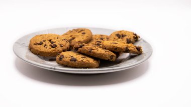 Kırmızı Yol Önündeki Kapalı tabela yaya istikameti işaretinin yanında, İngiltere 'de kapalı bir yol etrafında yaya trafiğine rehberlik ediyor.