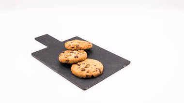 Kırmızı Yol Önündeki Kapalı tabela yaya istikameti işaretinin yanında, İngiltere 'de kapalı bir yol etrafında yaya trafiğine rehberlik ediyor.