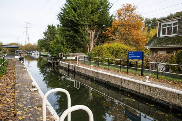 Enfield, İngiltere yakınlarındaki Lea Nehri üzerindeki Rammey Bataklık Kilidi 'nin manzarası. Sakin su yolu manzarası kanal kilitlerini ve nehir manzarasını gösteriyor..