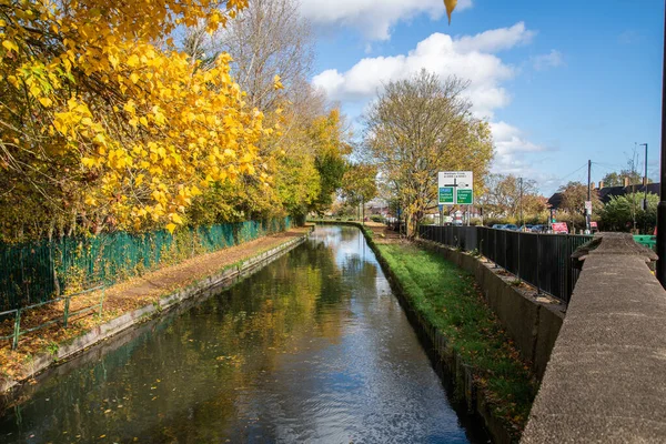 Kırmızı Yol Önündeki Kapalı tabela yaya istikameti işaretinin yanında, İngiltere 'de kapalı bir yol etrafında yaya trafiğine rehberlik ediyor.