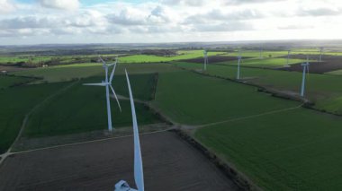 Biggleswade, İngiltere 'deki rüzgar türbinlerinin insansız hava görüntüleri temiz enerji, yenilenebilir enerji ve kırsal alan gösteriyor..