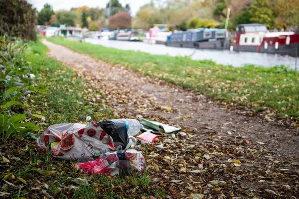 Enfield Lock ve Waltham Cross arasındaki Lea Nehri 'nin kenarındaki küçük çöp yığını kirlilik ve çevresel etkiyi gösteriyor..