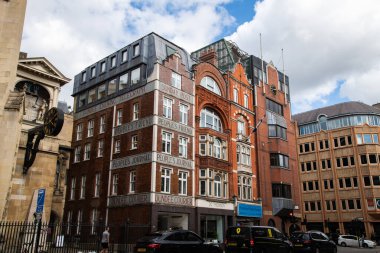 Sarı Beaulieu Özel Mülkiyet Sürücüsü İzinsiz Otopark tabelası yok İngiltere 'de özel erişim kısıtlaması gösteren yapraklı bir yol kenarında.