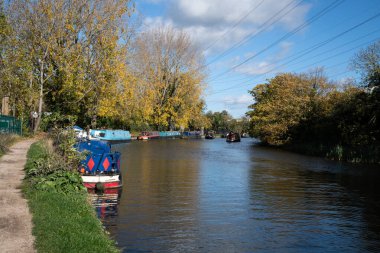 Enfield Lock ve Waltham Kavşağı arasındaki Lea Nehri 'nin manzarası, sahil yolu, kanal botları ve huzurlu su yolları..
