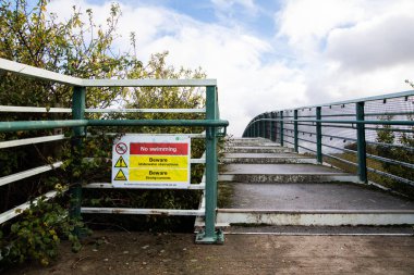 Lea nehri üzerindeki köprüde, Enfield Lock ve Waltham Cross 'un yanında. Sakin su ve doğal çevre.