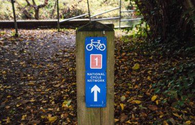 Lea Nehri 'nin yanındaki Blue National Cycle Network Route 1 tabelası, sürdürülebilir seyahat ve bisiklet altyapısını sembolize ediyor..