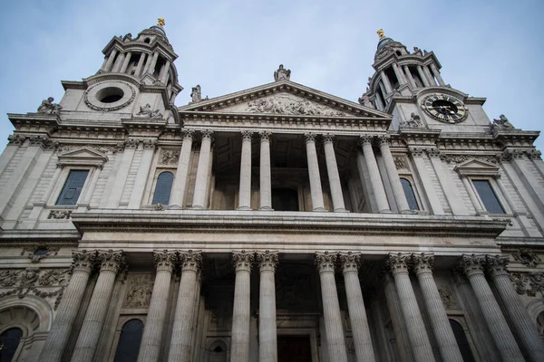 Lea nehri üzerindeki köprüde, Enfield Lock ve Waltham Cross 'un yanında. Sakin su ve doğal çevre.
