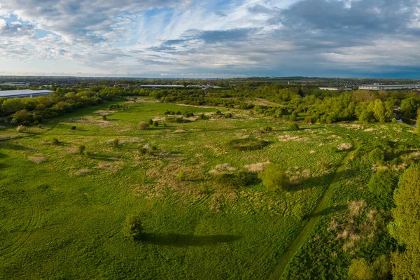 Enfield, İngiltere 'deki Rammey Marsh' ın insansız hava aracı görüntüsü yemyeşil sulak alanlar ve nehir kanallarını gösteriyor. Doğa, peyzaj ve çevre temaları için ideal.
