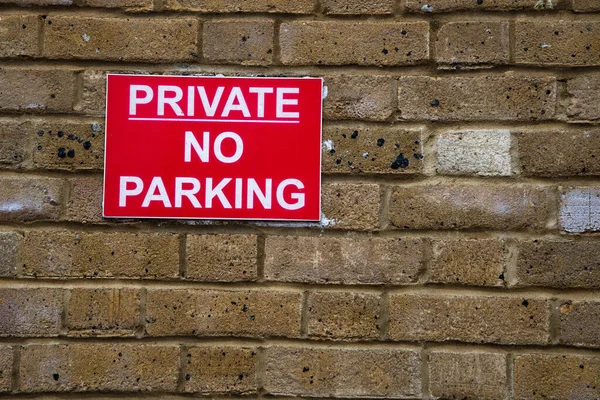 Lea nehri üzerindeki köprüde, Enfield Lock ve Waltham Cross 'un yanında. Sakin su ve doğal çevre.